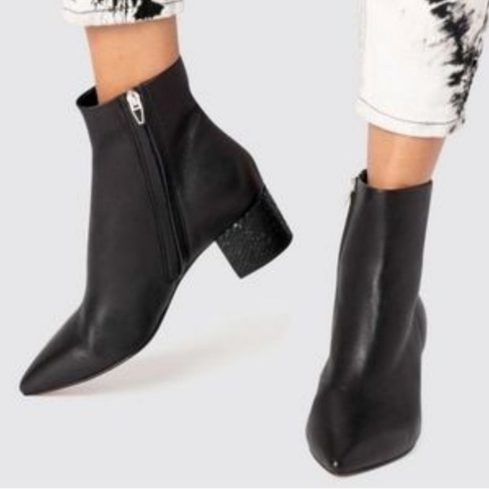 DOLCE VITA Sleek Leather Ankle Booties Snake Heel Pointed Toe Size 8 Bla…